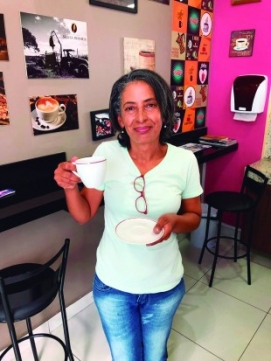SOZINHA, MÃE DÁ EXEMPLO DE COMO CRIAR FILHOS