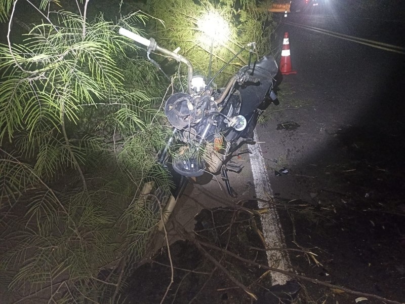 MOTOCICLISTA FRATURA A PERNA APÓS ACIDENTE
