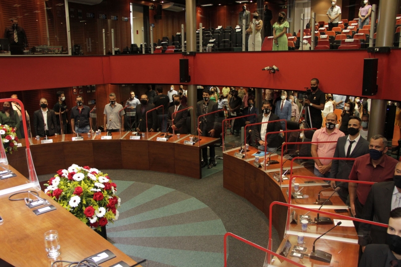 CÂMARA E PREFEITURA ENTREGAM DIPLOMAS DE MÉRITO E TÍTULOS DE CIDADANIA
