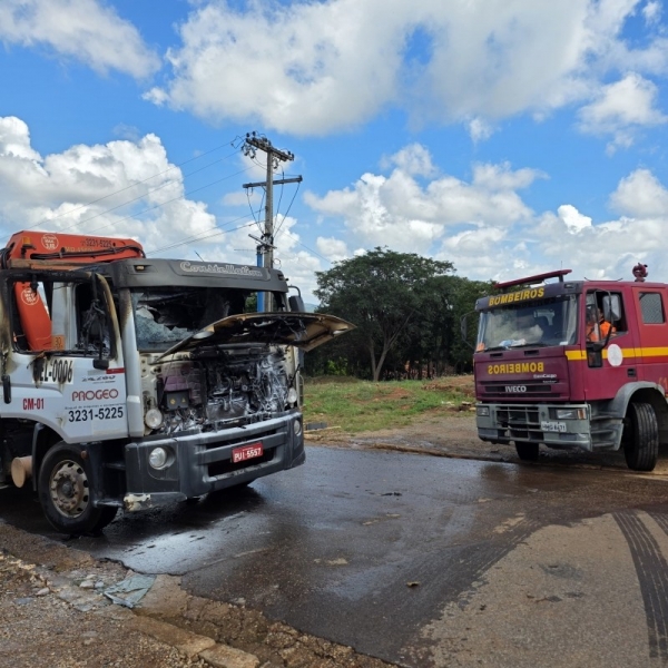 CAMINHÃO PEGA FOGO EM FRENTE AO CADEIÃO