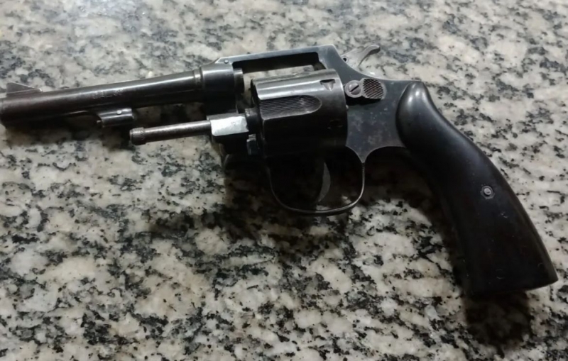 PRESO IDOSO, ARMADO COM REVÓLVER E MUNIÇÃO