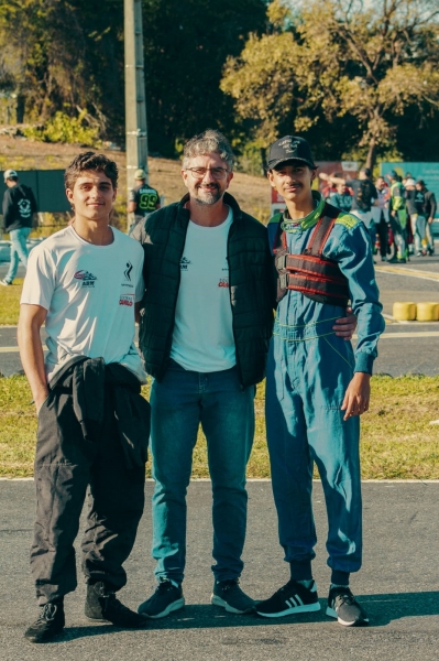 CAMPEÕES QUE VENDEM COISAS E RIFAS PARA SUSTENTAR O SONHO