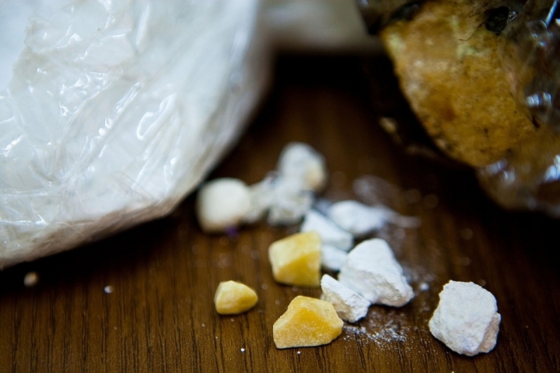 SUSPEITO DE TRÁFICO É PRESO COM PEDRAS DE CRACK 