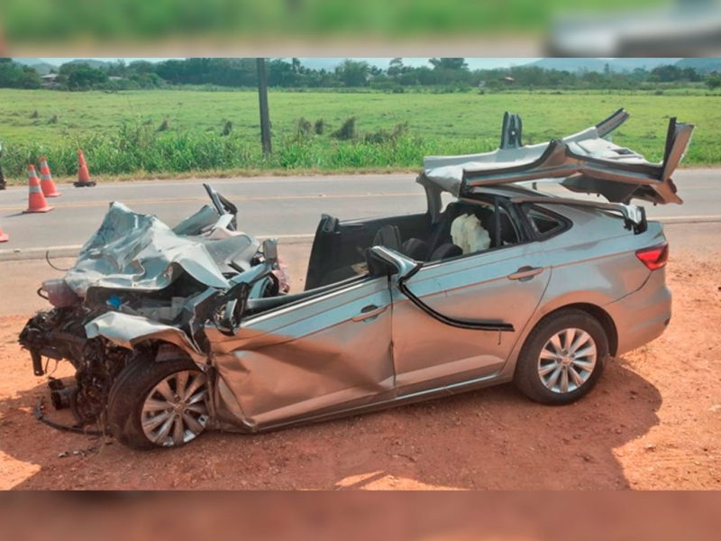 BATIDA DE MOTO COM CARRO, NA ESQUINA