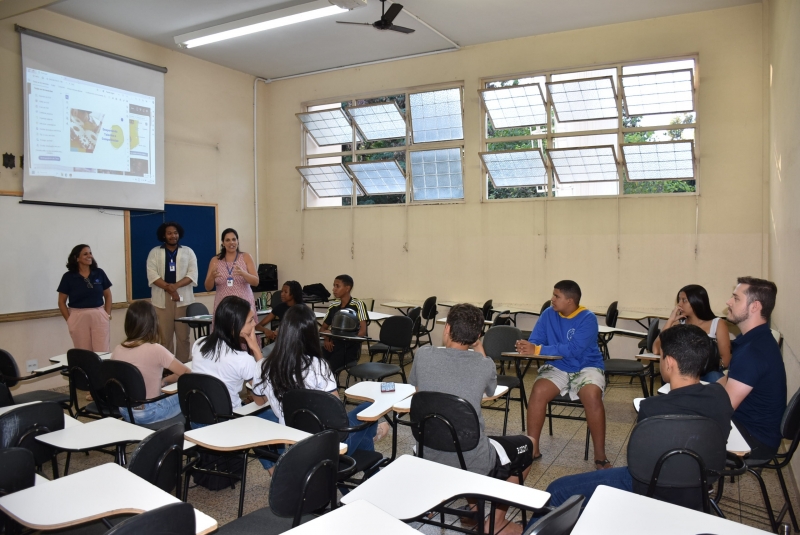 QUALIFICANDO JOVENS PARA O MERCADO DE TRABALHO