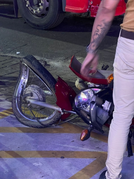 MOTOCICLISTA FICA FERIDO APÓS BATER EM CAMINHÃO
