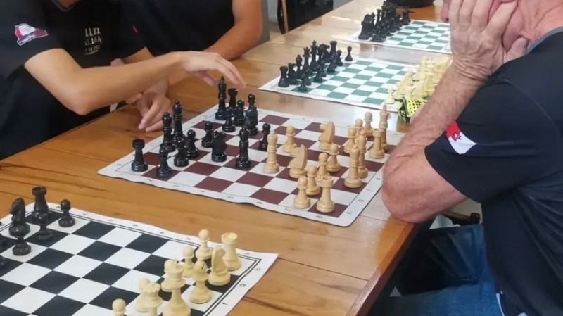 JOGO DE XADREZ NAS ESCOLAS MELHORA O APRENDIZADO