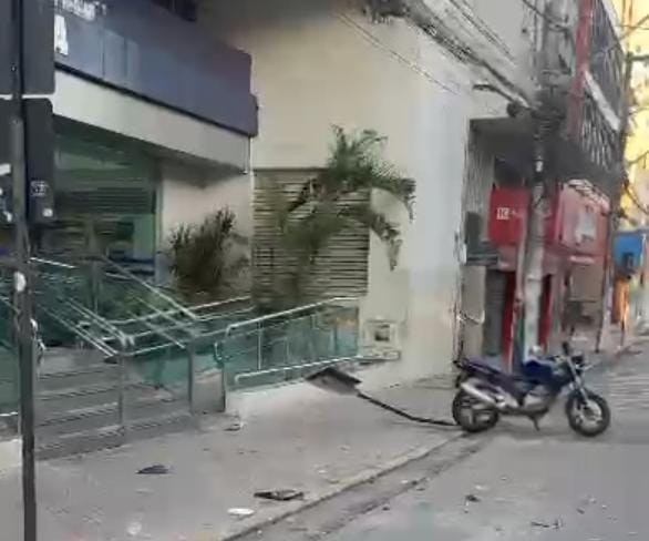 MOTORISTA BATEU E DERRUBOU UMA PLACA 
